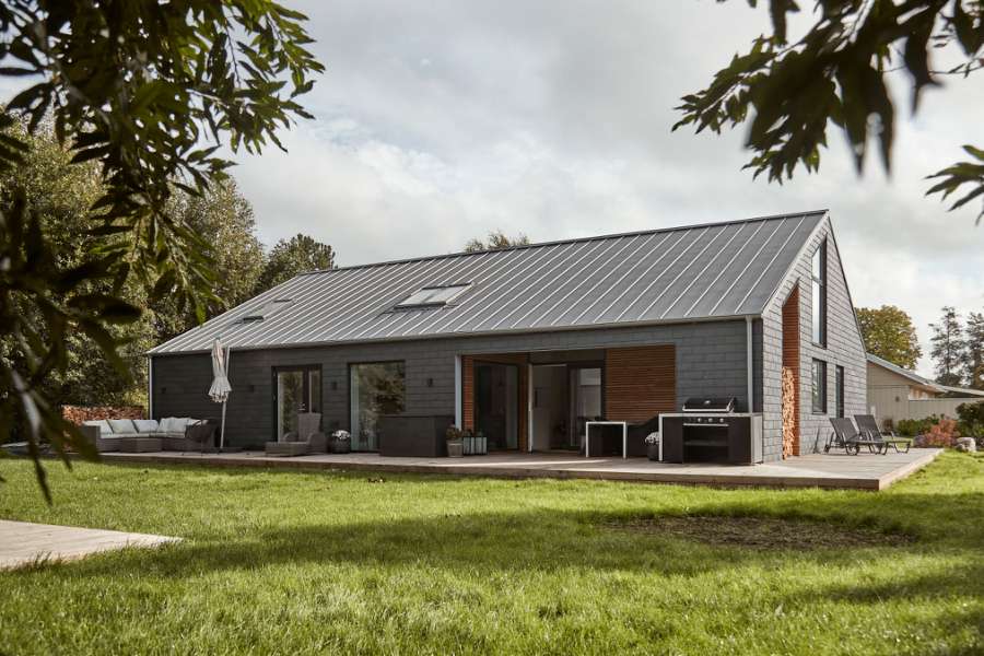 Slate, wood and steel profiles in stylish symmetry, Mågevej 11, 4040 Jyllinge